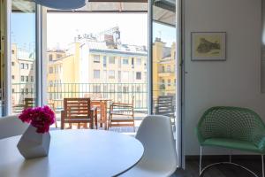 una camera con tavolo, sedie e finestra di Contempora Apartments - Cavallotti 13 - A63 a Milano