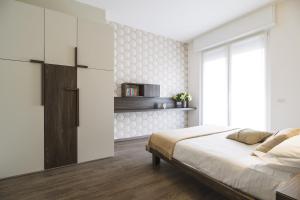 una camera bianca con un letto e una finestra di Contempora Apartments - Cavallotti 13 - A63 a Milano