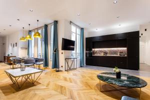 ein Wohnzimmer mit einem Tisch und einem Esszimmer in der Unterkunft CMG-Champs Elysées - Boetie 8 in Paris