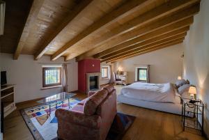 a large bedroom with a bed and a couch at La Fonte degli Dei in Negrar