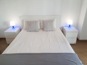 クアルテイラにあるPontemira 5 Esplêndidoの白いベッド(ナイトスタンド2つ、ランプ2つ付)
