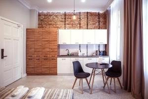 a kitchen with a table and chairs in a room at Gruda Apartments, ŚNIADANIA, Bezpłatny Parking, Faktury VAT in Kwidzyn