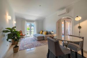 カスカイスにあるLuxury Colina Parkのテーブルとソファのあるリビングルーム +67枚の写真