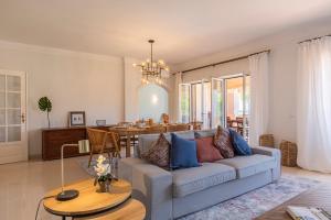 カスカイスにあるLuxury Colina Parkのソファのあるリビングルームとダイニングルーム