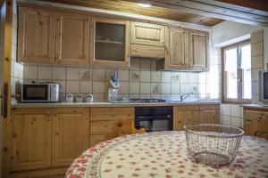 Кухня или мини-кухня в Apartments Ospitalità Diffusa Borgate tra le Malghe
