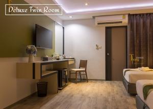 a hotel room with a bed and a desk at Thongmanee Hotel in Hat Yai