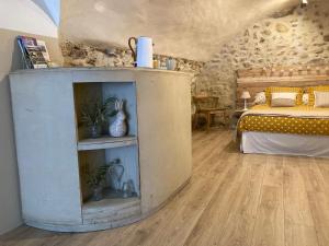 Eyguières的住宿－L'Atelier de Marie，铺有木地板的客房内设有一间卧室和一张床。