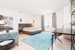 sypialnia z łóżkiem, stołem i kanapą w obiekcie Top Center-Apartment - Wohnung im Stadtzentrum in perfekter Lage & Balkon w mieście Innsbruck
