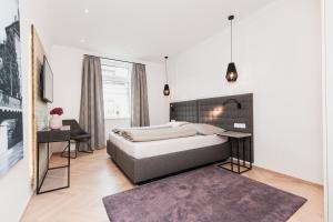 sypialnia z łóżkiem i biurkiem w obiekcie Top Center-Apartment - Wohnung im Stadtzentrum in perfekter Lage & Balkon w mieście Innsbruck