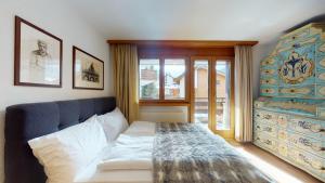 una camera con letto e finestra di Bright studio with balcony & view to the Matterhorn a Zermatt