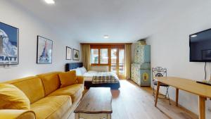TV a/nebo společenská místnost v ubytování Bright studio with balcony & view to the Matterhorn + 15 fotografií