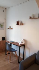 a desk with a chair in a room at Gite D'Elnon-Libre in Saint-Amand-les-Eaux