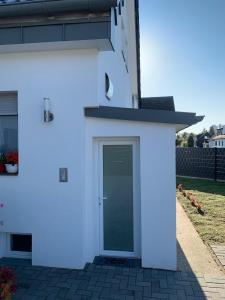 a white house with a door on the side of it at Joanna Apartment - MA Casterfeld in Mannheim