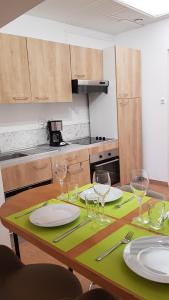 A kitchen or kitchenette at Gite D'Elnon-Libre