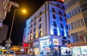 een gebouw met blauwe lichten aan de zijkant bij TAMARA Business Otel in Antalya