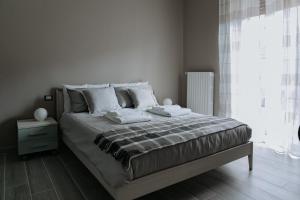 Un dormitorio blanco con una cama grande y una ventana en Altrentatre, en Voghera