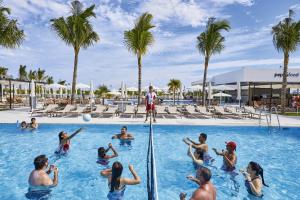 een groep mensen in het zwembad van een resort bij Riu Palace Costa Mujeres - All Inclusive in Cancun