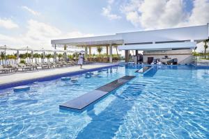 Bazén v ubytování Riu Palace Costa Mujeres - All Inclusive nebo v jeho okolí