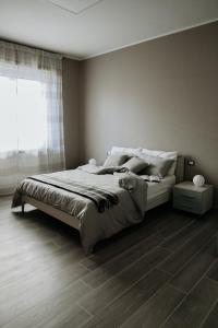 1 dormitorio con cama y ventana en Altrentatre, en Voghera
