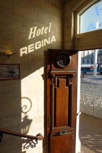 ボルドーにあるCitotel Le Regina Bordeaux Gare Saint-Jeanの建物脇のホテルレジーナ看板