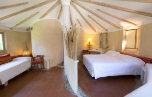 Un dormitorio con dos camas y una mesa y sillas. en Baia Del Sole Resort, en Capo Vaticano 113 fotos más