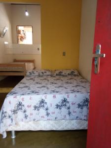 1 dormitorio con 1 cama con edredón azul y blanco en Casa Repousar, en Lençóis