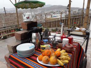 une table avec une assiette de fruits sur un balcon dans l'établissement Cruz del Sur, à Pucusana