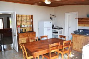 cocina con mesa de comedor de madera y sillas en Deer Cottage, en Kirkwood