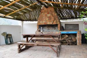 un tavolo da picnic e un forno in mattoni in una stanza di Deer Cottage a Kirkwood