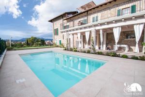 einem Pool vor einem Gebäude in der Unterkunft Luxus Gardoncino in Manerba del Garda