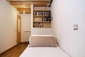 - un lit dans une chambre avec une étagère dans l'établissement Tribunali Family Apartment by Wonderful Italy, à Naples