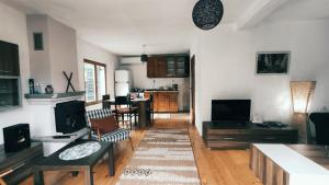 un soggiorno con divano e tavolo di Jovanov Residence - Remote & Accessible a Dolna Matka