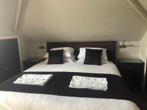 מיטה או מיטות בחדר ב-Redcot holiday bungalow