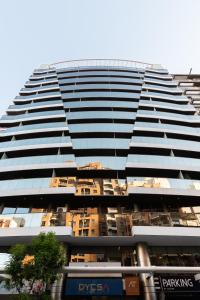 un edificio alto con muchas ventanas en AT Suites en Córdoba