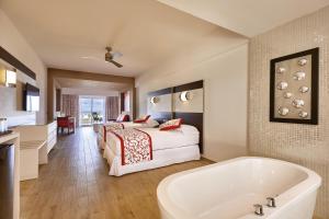 Postel nebo postele na pokoji v ubytování Riu Palace Costa Mujeres - All Inclusive