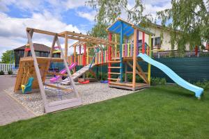 DomneştiにあるHappy Place - Casuta Albastraの庭滑り台付き遊び場