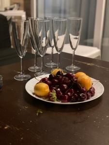 ラザレフスコエにあるГостевой дом Мелия familyのフルーツプレート、ワイングラス盛り合わせ