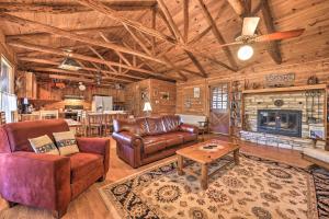 キャニオン・レイクにあるRustic Canyon Lake Cabins with Hot Tub on about 3 Acresの革製の家具と暖炉のあるリビングルーム