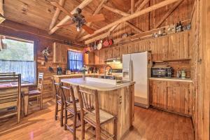 キャニオン・レイクにあるRustic Canyon Lake Cabins with Hot Tub on about 3 Acresの木製の壁、白い冷蔵庫付きのキッチン