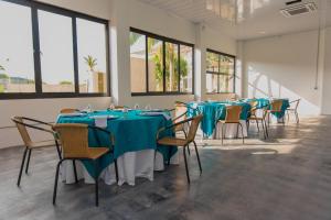 Un restaurante u otro lugar para comer en Hotel Resort Del Cafe