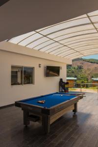 Una mesa de billar en Hotel Resort Del Cafe