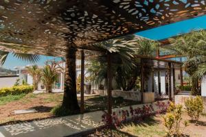 Un jardín fuera de Hotel Resort Del Cafe