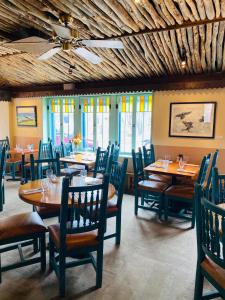 un ristorante con tavoli e sedie in legno e finestre di The Historic Taos Inn a Taos