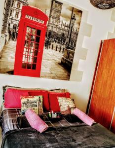 Casapatrizia Appartamento compartido في سانتا كروث دي تينيريفه: غرفة مع كشك للجوال الأحمر وأريكة