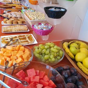 una mesa cubierta con muchos tipos diferentes de fruta en Hotel Villa Elia, en Rímini