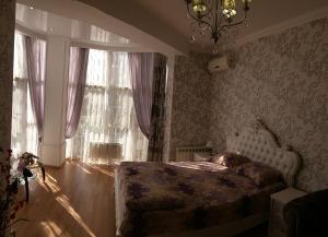 エッセントゥキにあるАпартаменты на улице Ленина 14Бのベッドルーム1室(窓の前にベッド1台付)