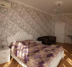 エッセントゥキにあるАпартаменты на улице Ленина 14Бのベッドルーム1室(ベッド1台付)が備わります。壁紙を用いた内装です。