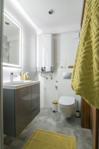 uma casa de banho com um WC e um lavatório em Apartament Magnezja Zakopane em Zakopane