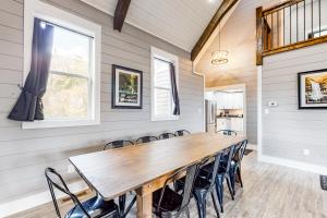 una sala da pranzo con tavolo e sedie in legno di Mountain View Memories a Gatlinburg