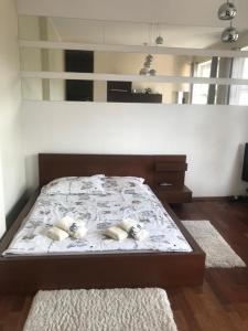 ein Schlafzimmer mit einem Bett mit zwei Kissen darauf in der Unterkunft apartament centrum in Gdynia